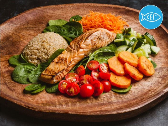 Lazac steak quinoával és zöldségekkel