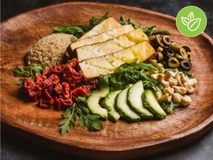 Füstölt tofu quinoával és zöldségekkel